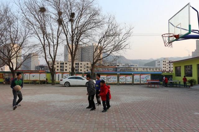 照片8 杨森老师和小同学打篮球.jpg